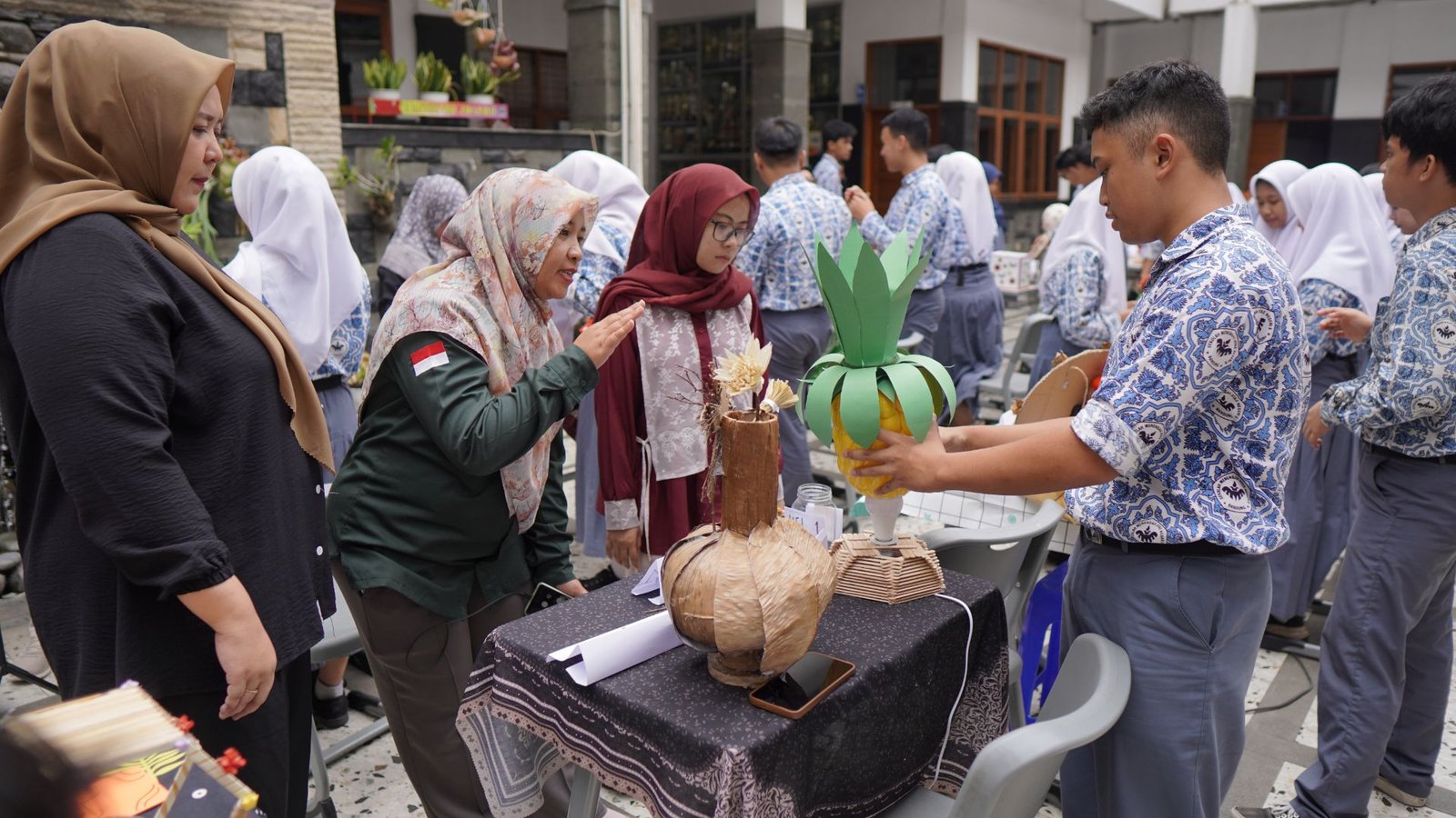 Ubah Ide Kreatif Jadi Peluang Usaha, Siswa Kelas XII Pamerkan Karya Kokurikuler PKWU